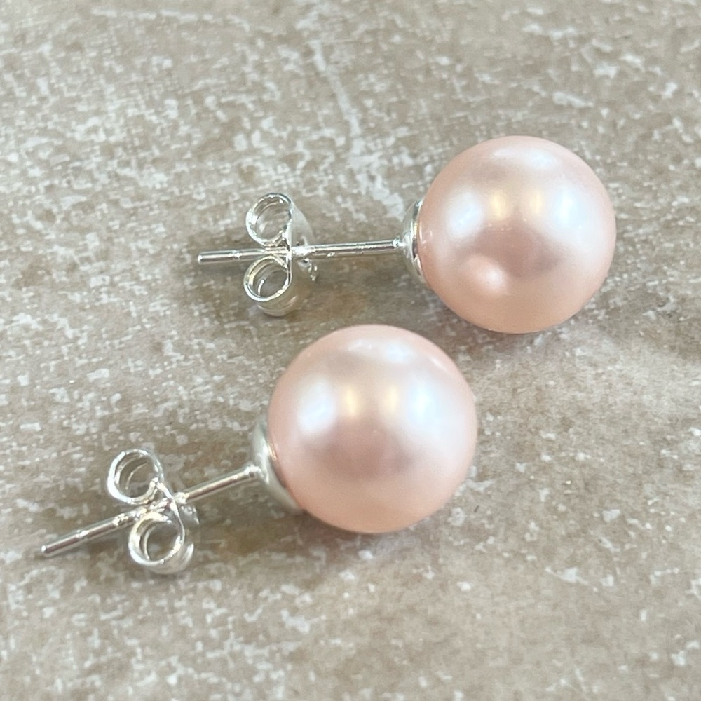 Pretty NWOT Peach Shell Pearl Stud Earrings!  Soft Glow Everyday Elegance
